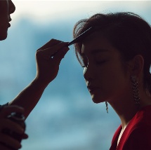 蓝眼睛的女人